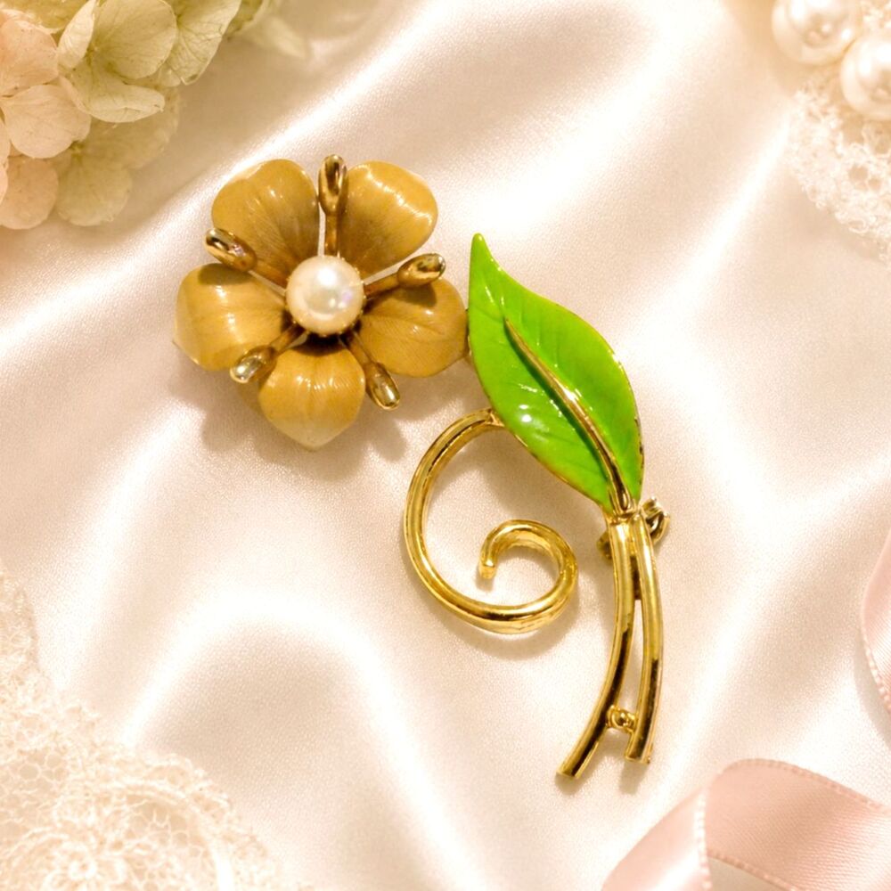 Vintage Gold Tone Enamel Faux Pearl Flower Pin Brooch